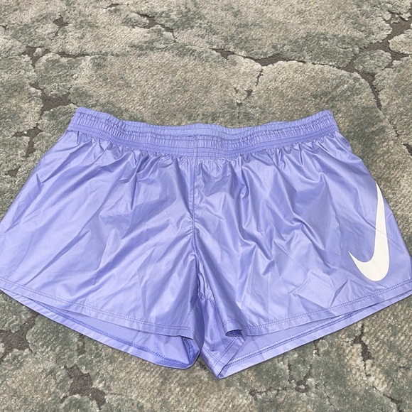 Nike Swoosh womens running shorts - Picture 2 of 6